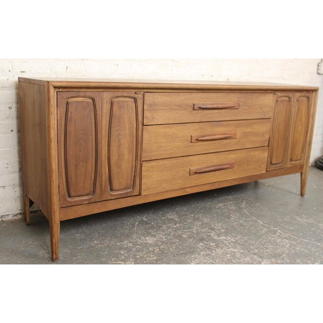 Mid-Century Modern Mid 20th Century Walnut 'Emphasis' Dresser by Broyhill For Sale - Image 3 of 16