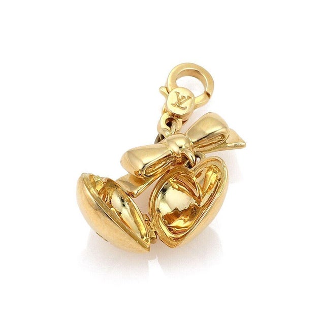 Contemporary Mid 20th Century Louis Vuitton Heart & Bow Locket 18k Yellow Gold Charm Pendant For Sale - Image 3 of 6