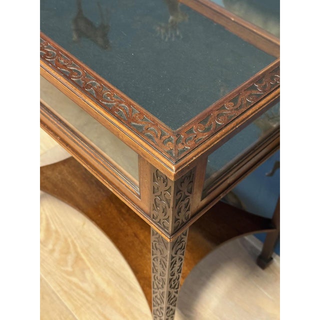 A freestanding English mahogany jewelry / bijouterie table from the late 19th century (circa 1890) in the Chippendale...