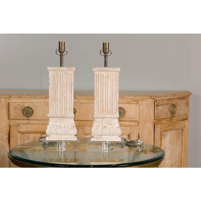 Mid 20th Century Mid Century Modern Italian Carved Pine Pilaster Table Lamps on Lucite Bases - a Pair For Sale In Atlanta - Image 6 of 12
