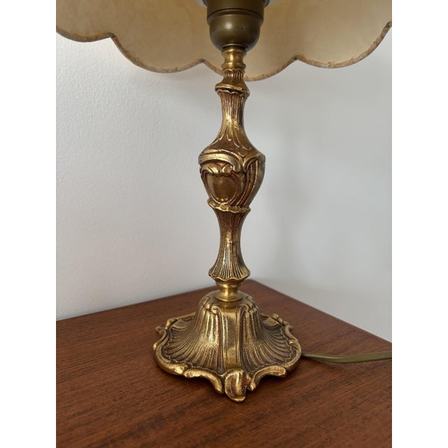 1950s Vintage Victorian Gilt Metal and Brass Lamp with Toile De Jouy Shade, 1950s For Sale - Image 5 of 9