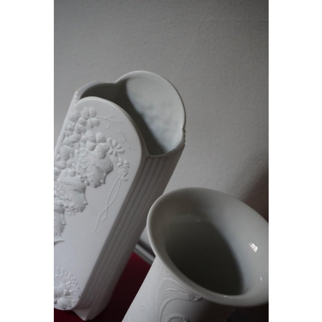 1960s Vintage Art Nouveau Vases in Biscuit Porcelain from AK Kaiser, 1960s, Set of 2 For Sale - Image 5 of 8