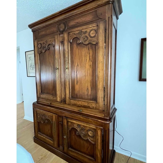 Mid-Century Modern 1980s Baker Furniture Lighted China Cabinet With Mirrored Back and Pull-Out Shelf For Sale - Image 3 of 6