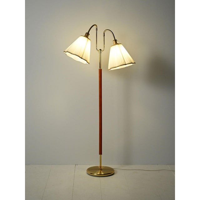 Scandinavian lamp from the 1950s/1960s in brass and teak, with a double adjustable "gooseneck" arm, original fabric...