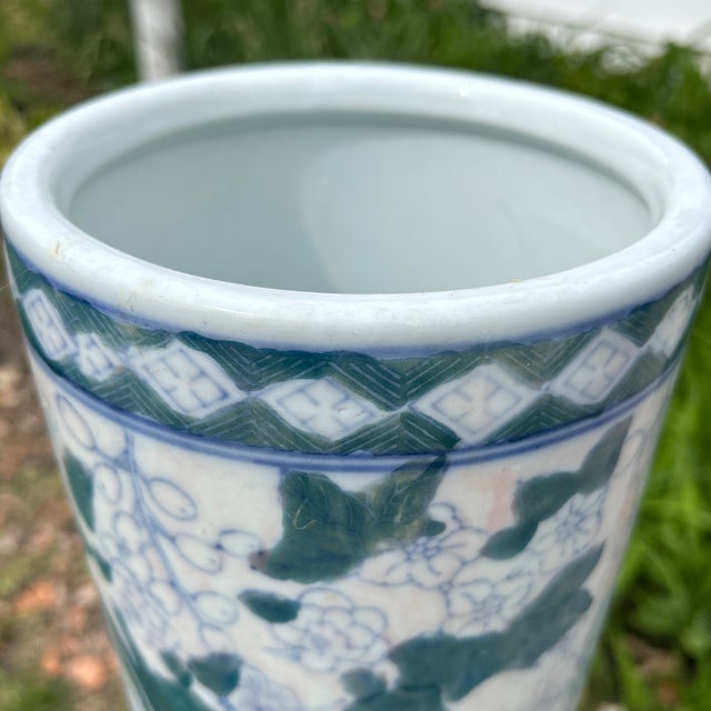 Mid 20th Century Vintage Blue and White Chinoiserie Porcelain Hand-Painted Floral Umbrella Stand For Sale - Image 5 of 12