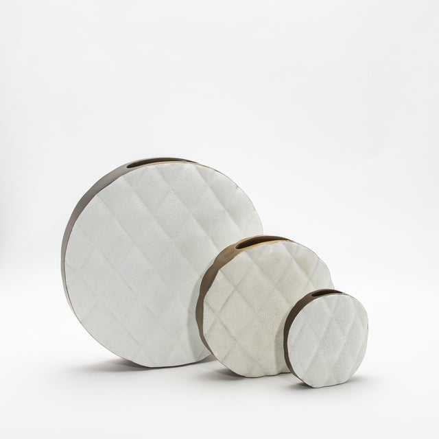 Modern Quilted Vase in Shagreen With Brass Details by Kifu Paris For Sale In Los Angeles - Image 6 of 8
