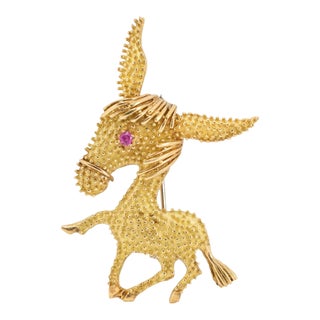 Vintage 18k Yellow Gold Pink Sapphire Dual Textured Donkey Pin Brooch For Sale