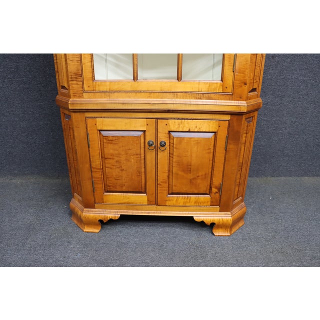 D. R. Dimes Benchmark Tiger Maple Corner Cabinet For Sale In Philadelphia - Image 6 of 18