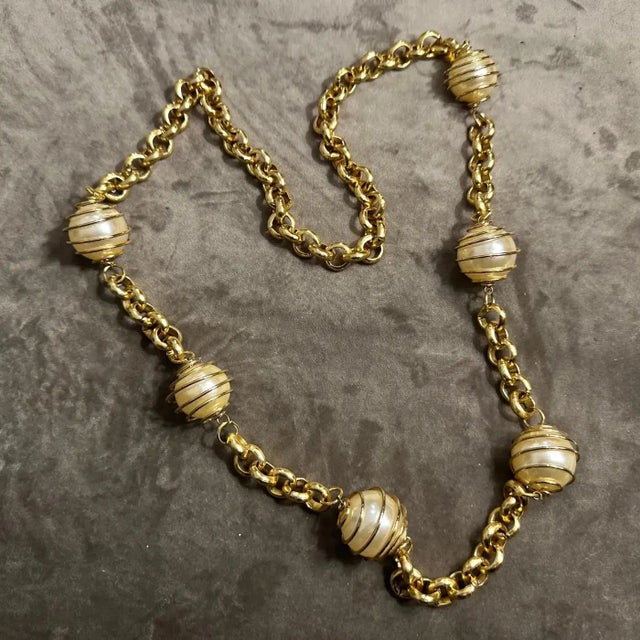 Chanel A 1970s High Quality Costume Jewelry Italian Vintage Chain For Sale - Image 4 of 10