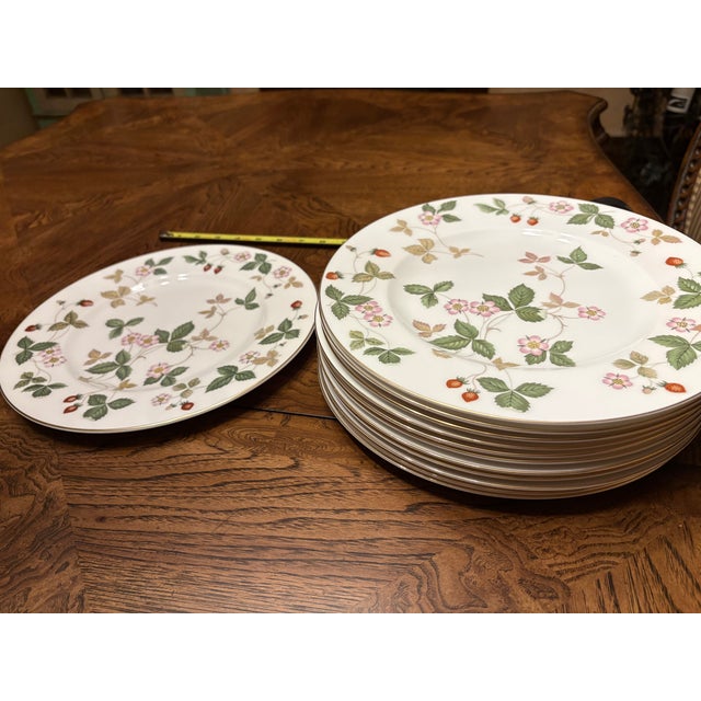 1980s 1980s Wedgwood Bone China Wild Strawberry Pattern - 31pcs For Sale - Image 5 of 14