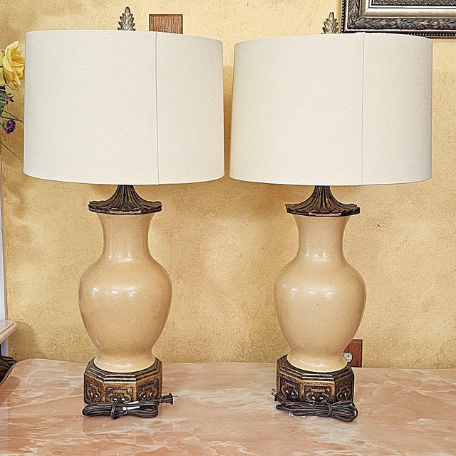 Hollywood Regency Pair of Port 68 Mark Abrams Cream Ceramic Urn Table Lamps With Linen Drum Shades For Sale - Image 3 of 18