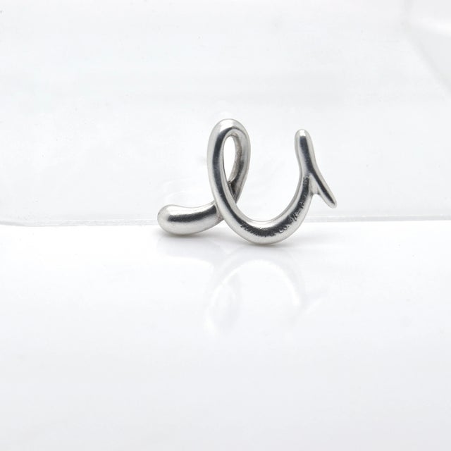 Late 20th Century Vintage Elsa Peretti Tiffany & Co. Sterling Silver Letter "U" Pendant Necklace For Sale - Image 5 of 11