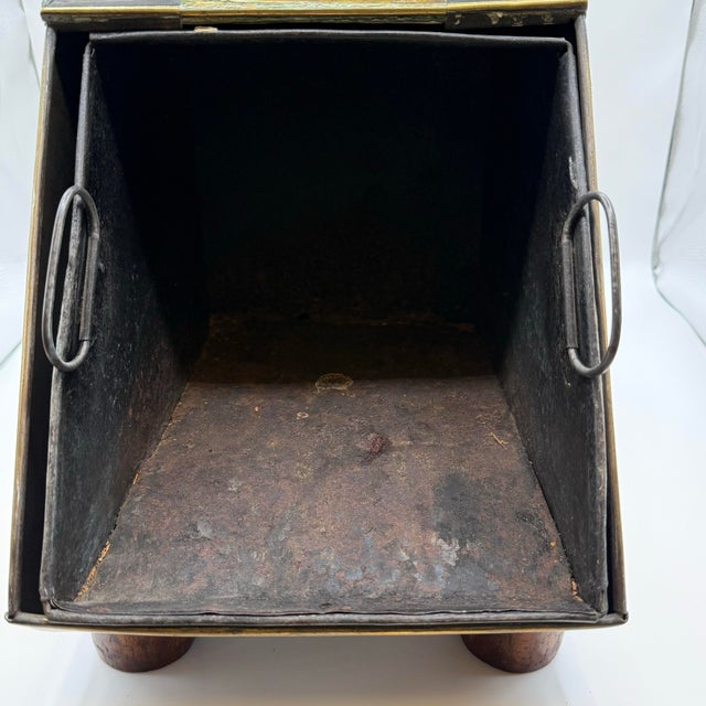 Antique Late Victorian English Brass Coal Scuttle With Embossed Floral & Bee Motif For Sale - Image 4 of 10