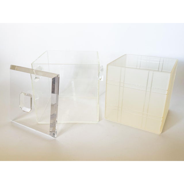 1970s Modern Heavy Lucite Ice Bucket With Liner and Emerald Cut Handles For Sale - Image 10 of 17