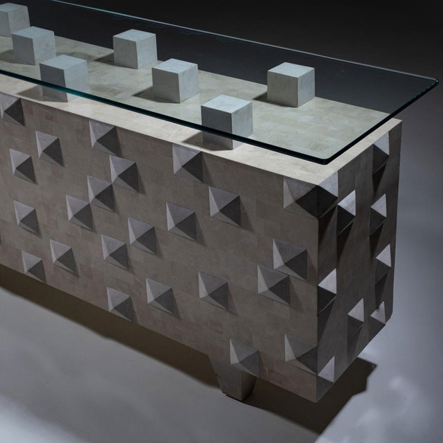 A remarkable console table with a rectangular base, crafted using the Scagliola technique and warm white limestone. The...