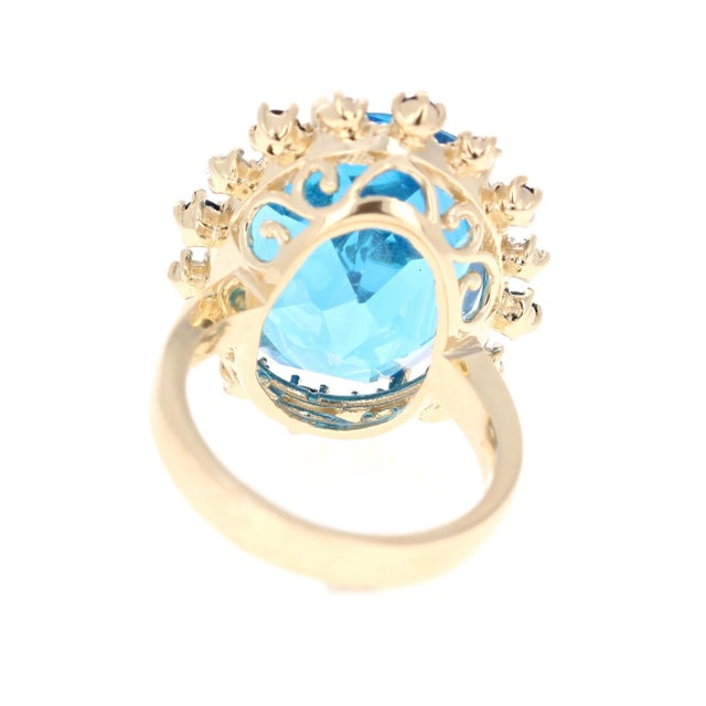 2020s 21.50 Carat Blue Topaz Diamond Yellow Gold Cocktail Ring For Sale - Image 5 of 5
