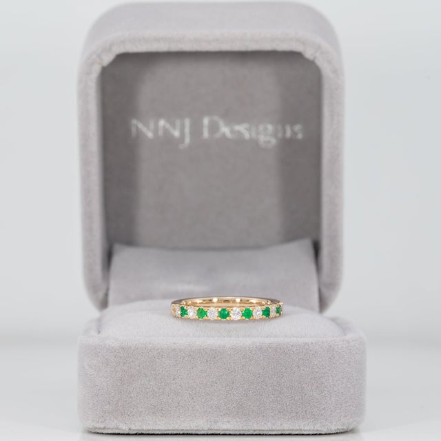 Modern Diamond & Emerald Band Ring in Solid 14k Gold | Elegant Gemstone Wedding Band, Size 6.75 For Sale - Image 3 of 9