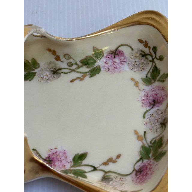 Early 19th Century Antique 1880s Limoges France Cottage Bon Bon Basket With Handle, Hand-Painted Floral Design With Heavy Gold Trim For Sale - Image 5 of 17