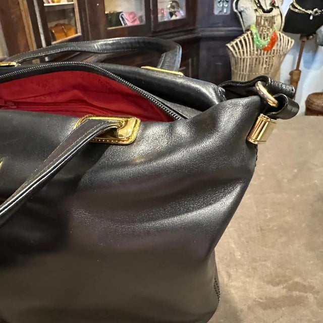 A 1990s Elegant Black Leather and Brass Italian Hand-Bag by Gianfranco Ferrè For Sale - Image 11 of 15
