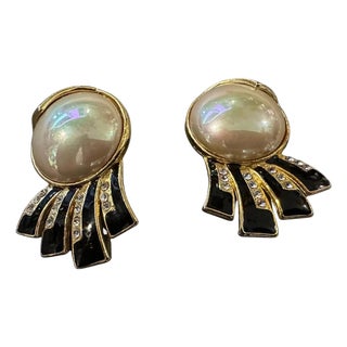 1980s Vintage Gilted Metal Black Enamel and Faux Pearls Italian Clip on Earrings For Sale