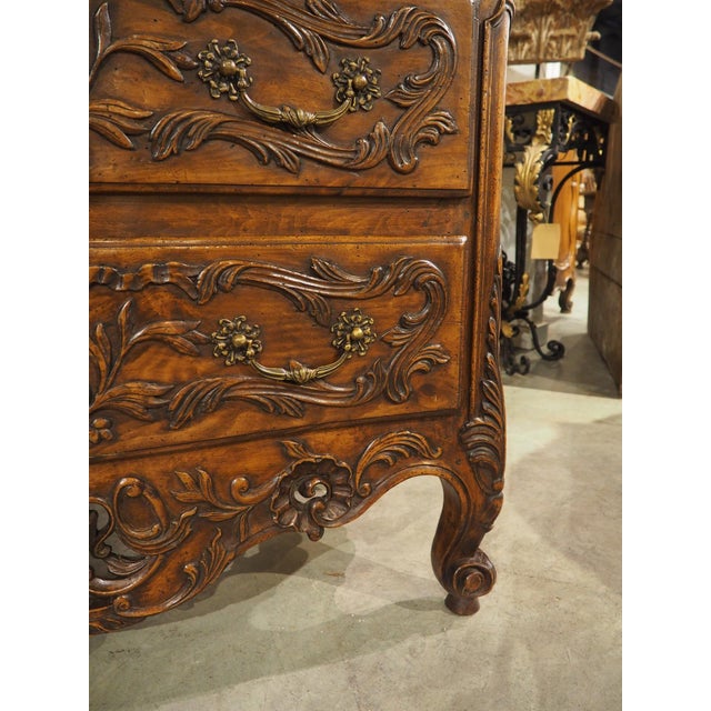 19th Century French Walnut Transitional Style 2-Drawer Commode From Arles For Sale - Image 4 of 17