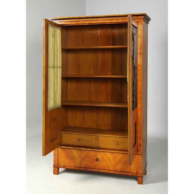 Early 19th Century Biedermeier Bookcase in Cherry, 1825 For Sale - Image 5 of 12