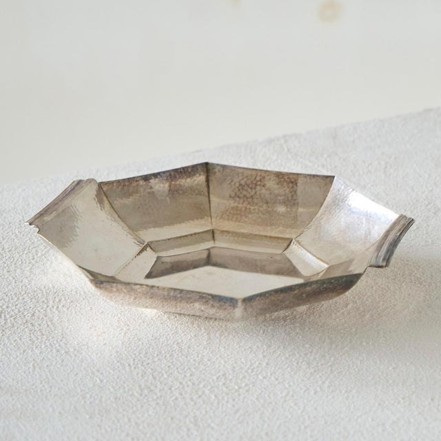Art Deco Octagonal Bowl in Hand-Hammered and Silver-Plated Brass, 1930s For Sale - Image 6 of 11