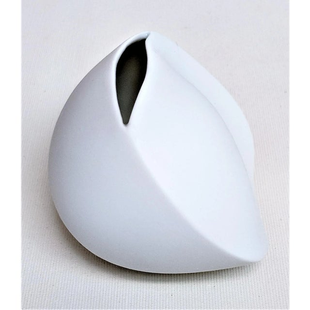 White Studio Linie Tapio Wirkkala Uta Feyl for Rosenthal Porcelain Vases - A Pair For Sale - Image 8 of 11