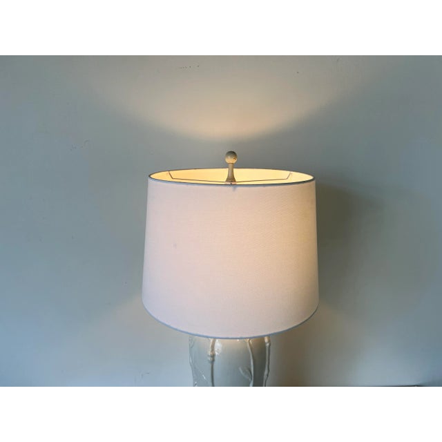 1970s Palm Beach -Style White Ceramic Table Lamp W/ Faux Bamboo Pattern For Sale In Miami - Image 6 of 13