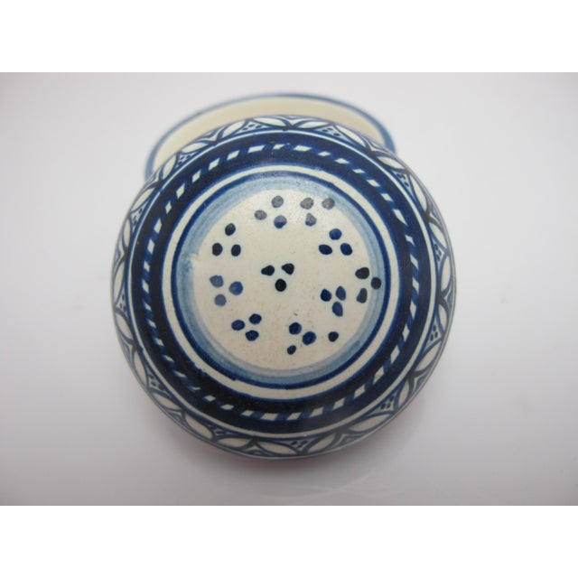 Early 20th Century Deruta Orvieto Italian Blue & White Maiolica Pottery Small Lidded Trinket Dish For Sale - Image 5 of 7