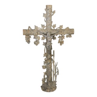 Late 19th Century Cast Iron Religious Cross With Floral Vine Pattern For Sale