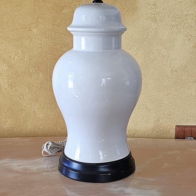 Vintage White Ceramic Chinoiserie Temple Jar Table Lamp With Black Base For Sale - Image 4 of 18