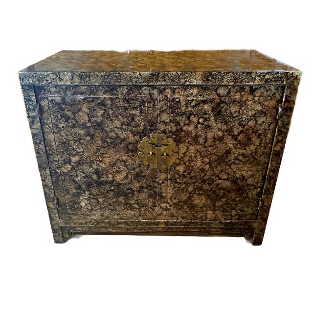 This is a 1970's Henredon Faux Tortoise Chinoiserie Cabinet. This piece features a beautiful faux tortoise style finish...