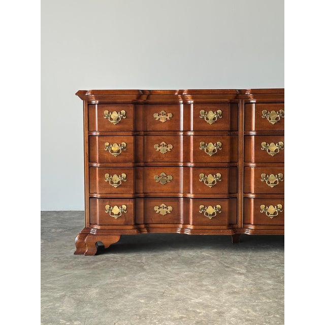 Vintage Georgian Serpentine Block-Front Mahogany 8-Drawer Dresser For Sale - Image 4 of 18