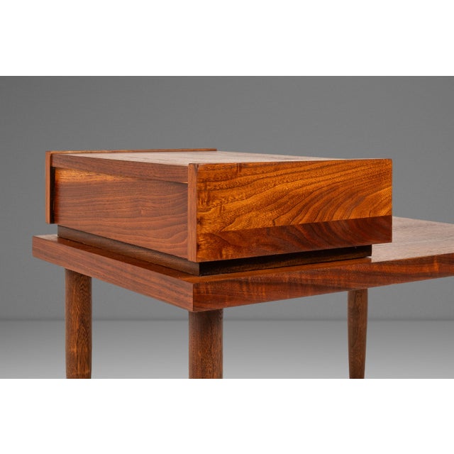Set of Two (2) Mid-Century Modern "Step" End Tables in Walnut W/ Storage Drawers by American of Martinsville, Usa, C. 1960s For Sale - Image 9 of 18