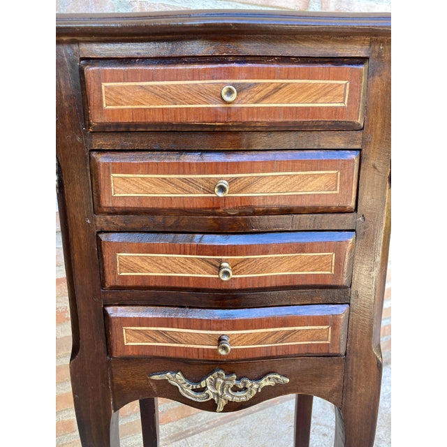 Wood Early 20th Century Pair of French Louis XV Style Tulipwood Veneer Bedside Tables or Nightstands For Sale - Image 7 of 18