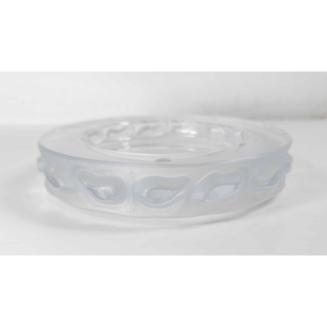 We are selling this nice little clear and frosted glass wine bottle coaster. This coaster has simple molded three parts...