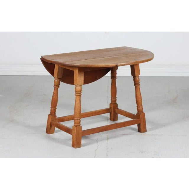 Henning Kjernulf style small vintage drop-leaf coffee table made of solid oak. Made in Denmark circa 1940´s. A very...