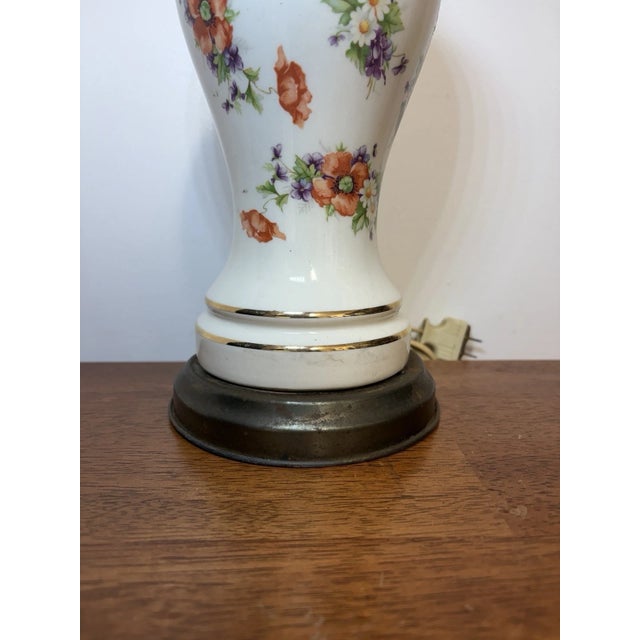 White Vintage Mid Century Floral Porcelain Table Lamp Brass Base 1950s 1960s MCM For Sale - Image 8 of 18