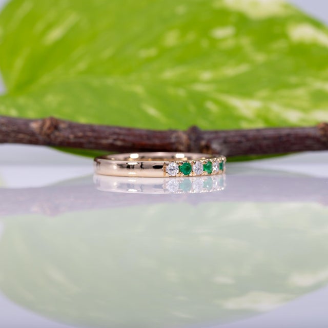 Metal Diamond & Emerald Band Ring in Solid 14k Gold | Elegant Gemstone Wedding Band, Size 6.75 For Sale - Image 7 of 9