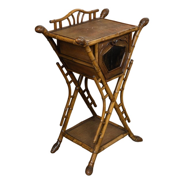 English 1900 Bamboo Side Table with Chinoiserie Decor and Rattan Accents For Sale