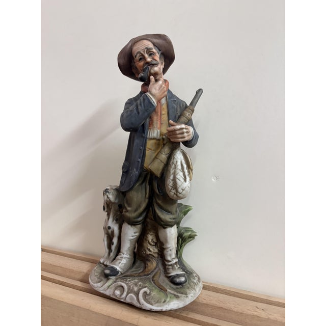 Capodimonte porcelain statue depicting an elderly hunter with his dog, height 26 cm, width 11 cm, depth 9 cm