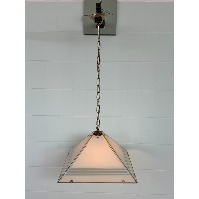 A chandelier with a minimalist 1980s design, ideal for use in the living room or above the dining table. The combination...