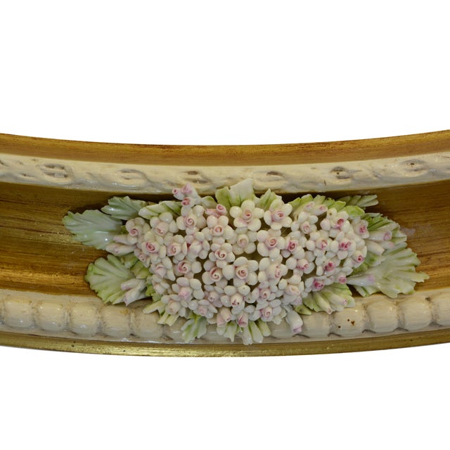 Italian Oval Wall Mirror with Gold Leaf Finish and Capodimonte Porcelain Flowers from Giulio Tucci, 2008 For Sale - Image 4 of 6