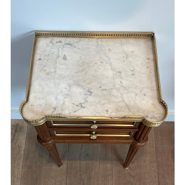White 1940s Pair of wood and brass side tables with Carrara marble tops in the style of Maison Jansen For Sale - Image 8 of 12