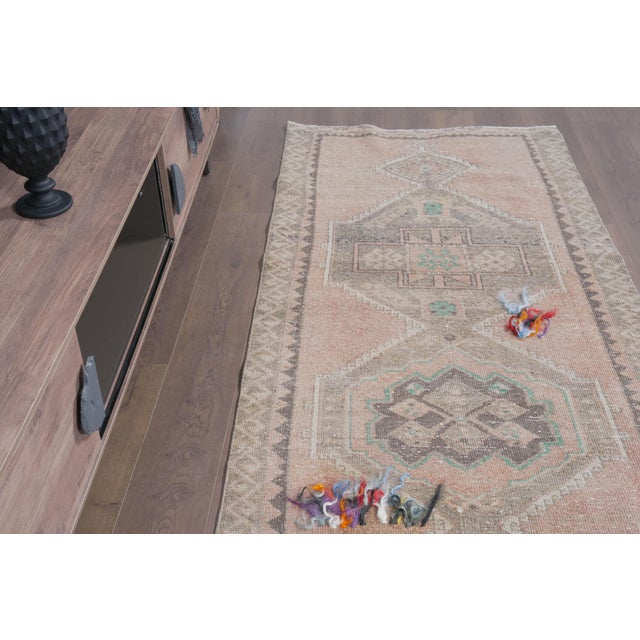 Textile 1970 Vintage Oushak Kilim Runner - Muted Pastel Pink Beige Area Rug - Traditional Turkish Medallion Runner for Hallway For Sale - Image 7 of 17