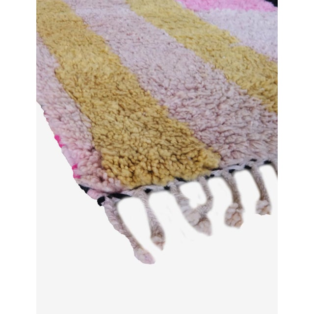 Vibrant Boujad Moroccan Rug – Handwoven Wool with Abstract Graphic Composition (One of a Kind) This vibrant Moroccan...