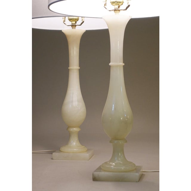 Matched Pair Nos Hollywood Regency Modern Alabaster Marble "Teardrop" Urn Style Column Table Lamps Italy 1970's Minty! For Sale - Image 4 of 13