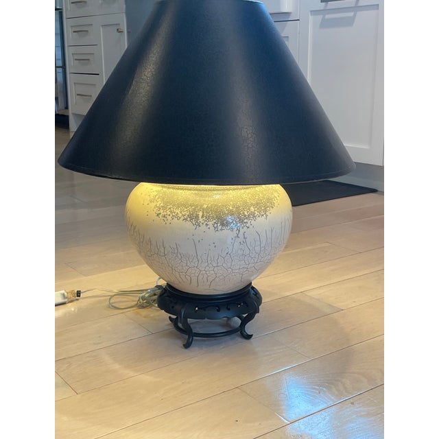 Beautiful Chinoiserie ginger jar lamp. Features a stunning white and gray crackle glaze finish on an elegant black display...