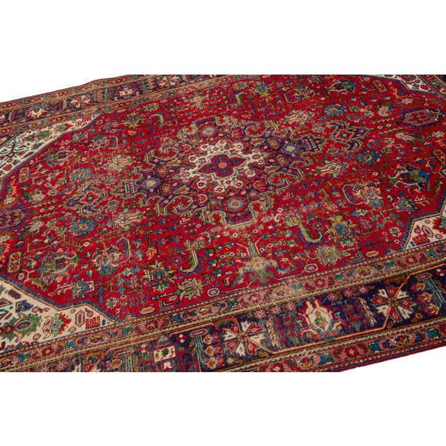 1960s Red Vintage Heris Distressed Wool Rug Handmade With Medallion Design For Sale In New York - Image 6 of 7